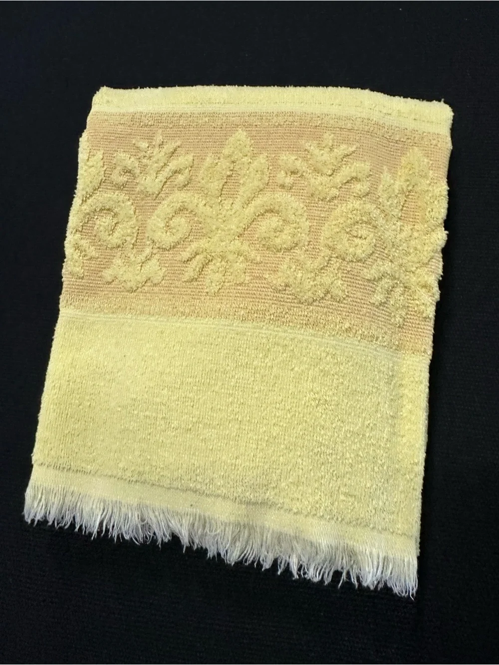 Vintage Cannon Monticello Santa Cruz sunny maze yellow sculpted bath towel